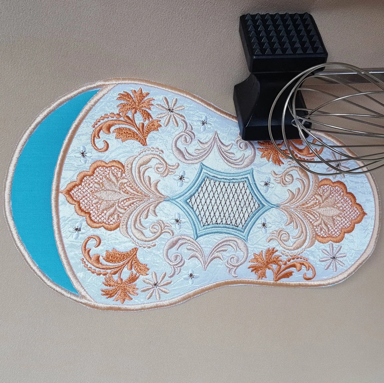 Timeless Era Oven Mitt