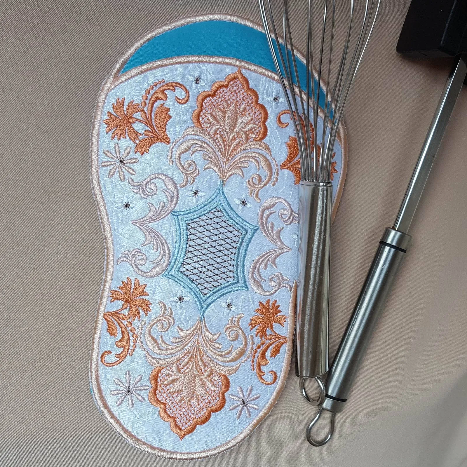 Timeless Era Oven Mitt